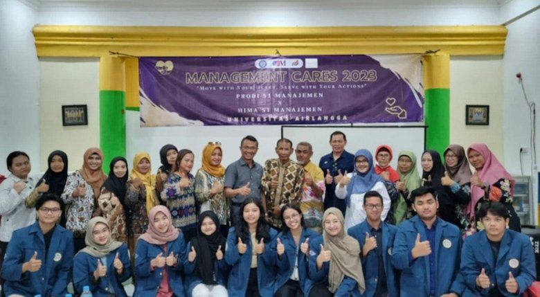 Tingkatkan Promosi Batik, Dosen dan Mahasiswa FEB Unair Beri Pelatihan Branding dan Public Speaking Perajin Batik Tin di Bubutan Surabaya