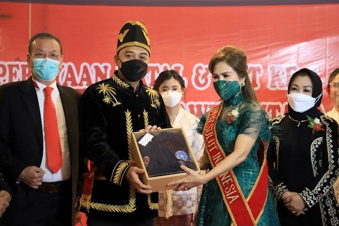 Wali Kota Surabaya Terima Anugerah Gelar Kehormatan dari Sulawesi Utara