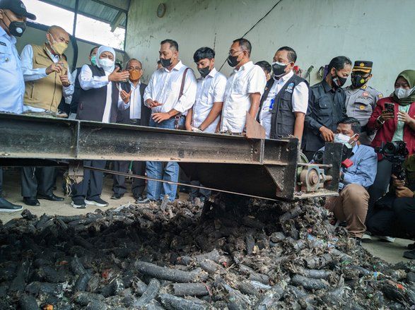 Di TPA Mrican Ponorogo, Khofifah: Ini Sampah Jadi Rupiah dan Berkah