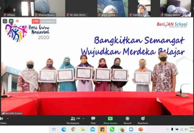 Siswa Berlian <em>School Vote</em> Guru Terfavorit di Peringatan Hari Guru Nasional