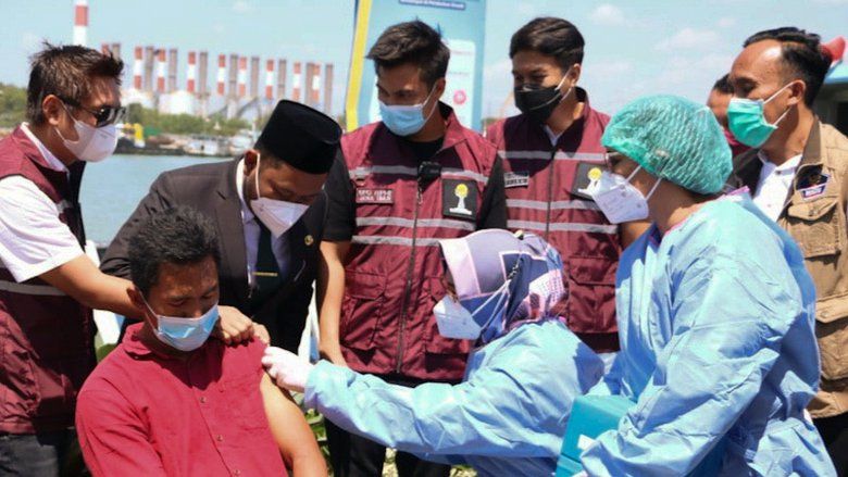 Warga Pesisir Pelabuhan Gresik Divaksin, HIPMI Target&nbsp;10 Ribu Dosis