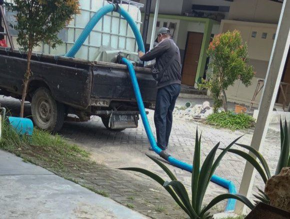 Tidak Dapat Pasokan Air Bersih, Warga Gresik Beli Air Tangki