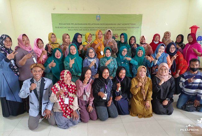 Ibu-ibu Petani Tembakau Dilatih Kerajinan Tangan Berbahan limbah Rotan Sintetis