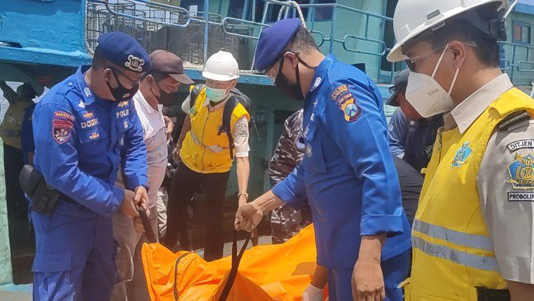 Demam saat Mencari Ikan, ABK Warga Rembang Dievakuasi ke Pelabuhan Probolinggo