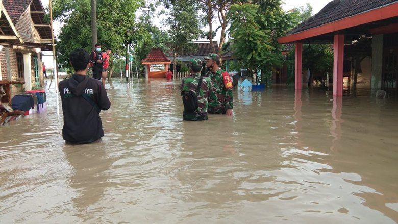 Tanggul Sungai Kali Lamong Jebol Rendam Pemukiman Tiga Desa di Mojokerto