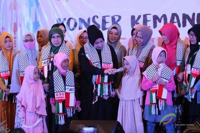 Suasana Haru Warnai Konser Kemanusiaan Melly Goeslaw di Banjarmasin