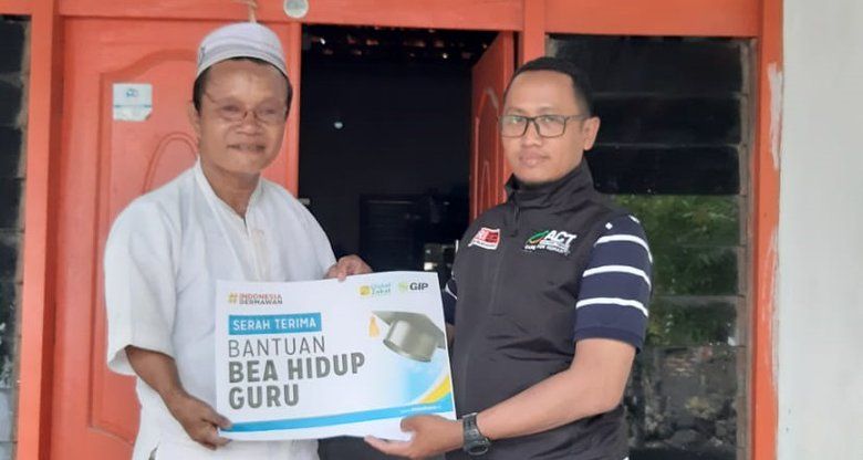 Kegigihan Seorang Disabilitas Fisik Sebagai Guru Honorer di Sumenep