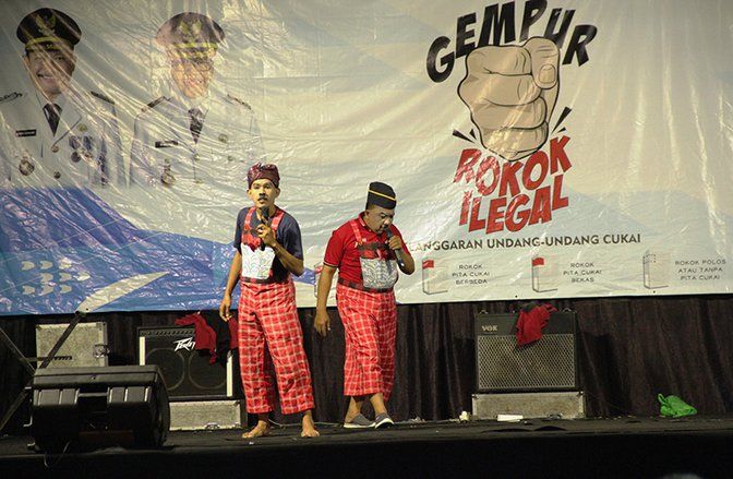 Satpol PP Situbondo dan Bea Cukai <em>Roadshow</em> Gempur Rokok Ilegal Lewat Seni Hiburan
