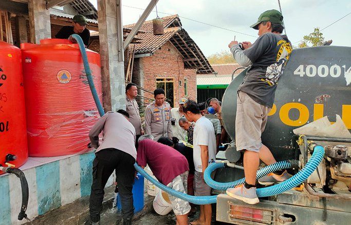 Polres Malang Berikan Bantua Air Bersih Bagi Warga Terdampak Kekeringan di Wagir Malang
