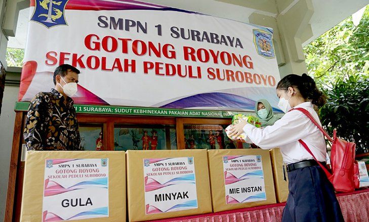Pelajar SMPN 1 Surabaya Bergotong Royong Bantu Tangani Warga Terdampak Pandemi Covid-19