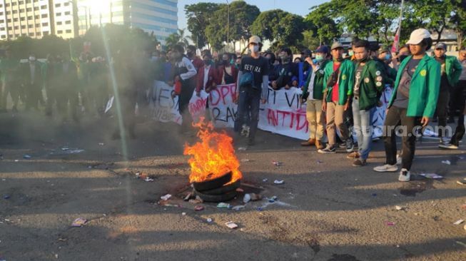 Tolak Omnibus Law, Massa Aksi Mahasiswa Bakar Ban di Depan Gedung DPR RI