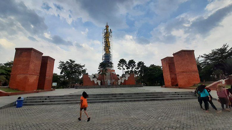 Mahkota Kurang Manis, Pengerjaan Alun-alun Kota Mojokerto Tertunda
