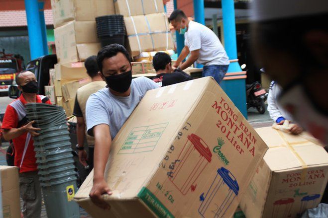 Pilkada Era New Normal, KPU Situbondo Distribusikan APD Penyelenggara