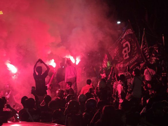 Konvoi hingga Flare dan Buaya Kecil, Cara Bonek Rayakan Perjalanan 99 Tahun Persebaya