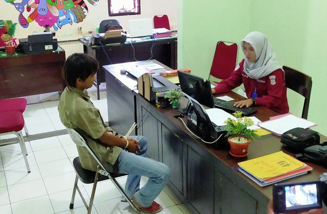 Tak Dikasih Uang, Anak Hajar Ibu Kandung