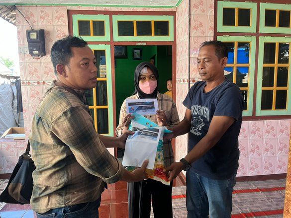 Wartawan MC Mojokerto Bergerak Bantu Anak Korban KDRT di Puri, Keluarga Terharu