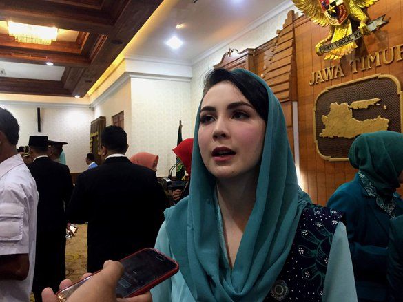 Arumi Akui Grogi Pidato di Grahadi