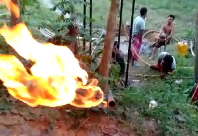 Warga Sampang Madura Digegerkan Galian Sumur Bau Gas Metana Seperti Semburan di Sidoarjo