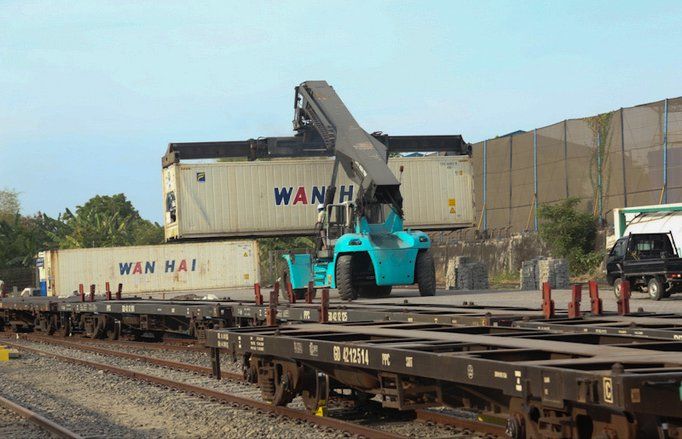 Kereta Api Barang Dari Stasiun Indro Kabupaten Gresik Mulai Beroperasi