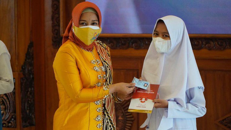 Resepsi Kenegaraan HUT RI, Ning Ita Berikan Bingkisan ke Veteran dan Warga Berulang Tahun