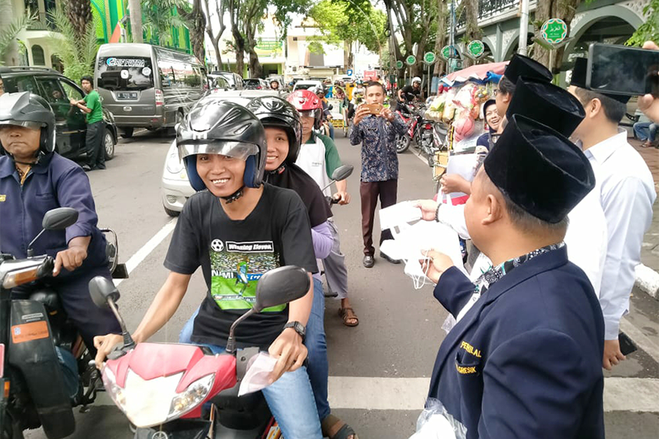 Lembaga Falakiyah PCNU Gresik Bagikan Masker Gratis ke Pengendara
