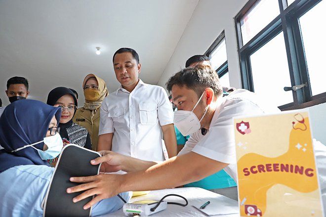 Bakti Sosial Layanan Terintegrasi di Semampir, Pemkot Surabaya Berikan Alat Bantu Kesehatan