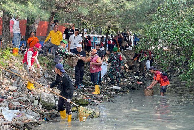 Hari Bhakti Adhyaksa ke- 63, Kejari Tanjung Perak Surabaya dan KOMPAK Bersih-bersih Pantai Kenjeran