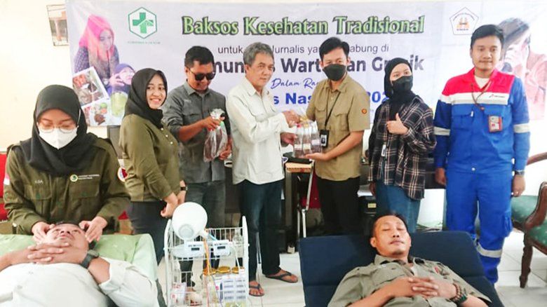 Sambut Hari Pers Nasional, Komunitas Wartawan Gresik Diberi Pengobatan Tradisional Gratis