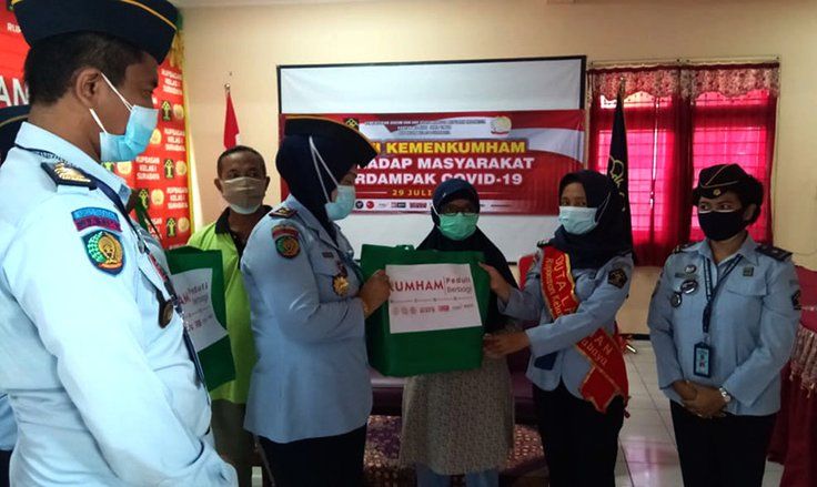 Rupbasan Surabaya Berikan Paket Sembako ke Warga Terdampak Covid-19