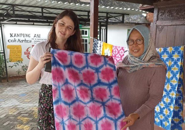 Wisatawan Mancanegara dan Mahasiswa Belajar Membatik di Padat Karya Surabaya
