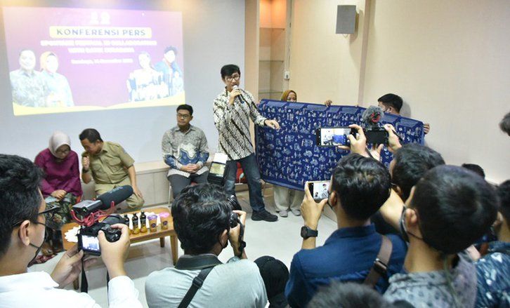 <em>Spontanz Festival in Collaboration with Batik&nbsp;</em>Peragakan Batik Karya Desainer UMKM Surabaya