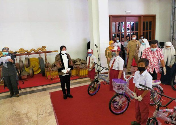 Hari Guru Nasional 2020, Risma Beri Penghargaan dan Bantuan Sepeda