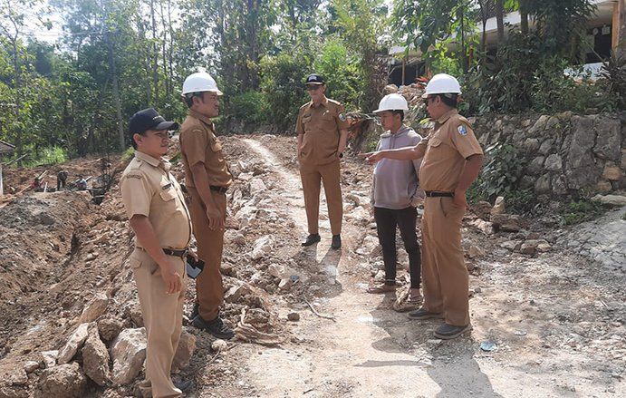 Progres Baru 40 Persen, Proyek Betonisasi Jalan Jelgung-Lar-lar Sampang Dikebut