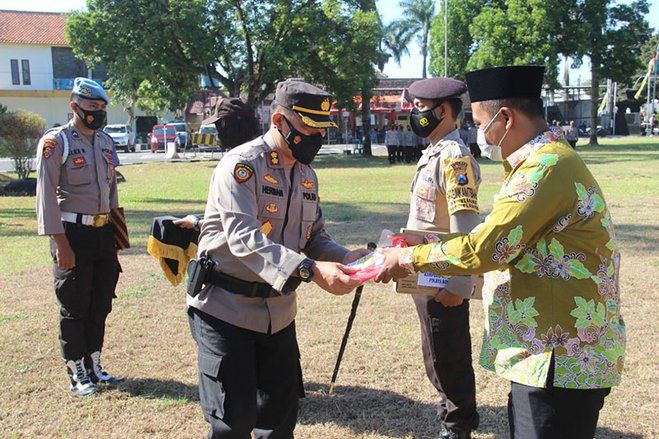 Bagikan Baju Hazmat Hingga Alat Semprot, Polres Bondowoso Perkuat 144 Kampung Tangguh