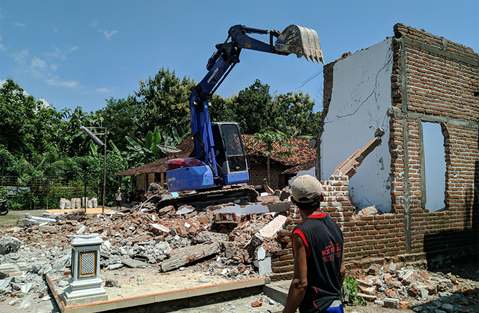 Diduga Ada Pihak Ketiga, Istri di Ponorogo Bongkar Bangunan Rumah Suaminya