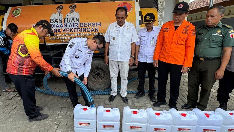 Hadapi Kekeringan, Bupati Mojokerto Salurkan 84 Tangki Air Bersih ke Desa Duyung