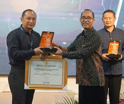 BPBD Jatim Terima Penghargaan Pengembangan Pendidikan dan Pengabdian Masyarakat