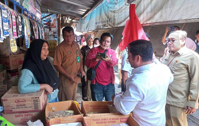 Sidak, Bulog Surabaya Pastikan Stok Beras Medium di Pasar Mojosari Aman