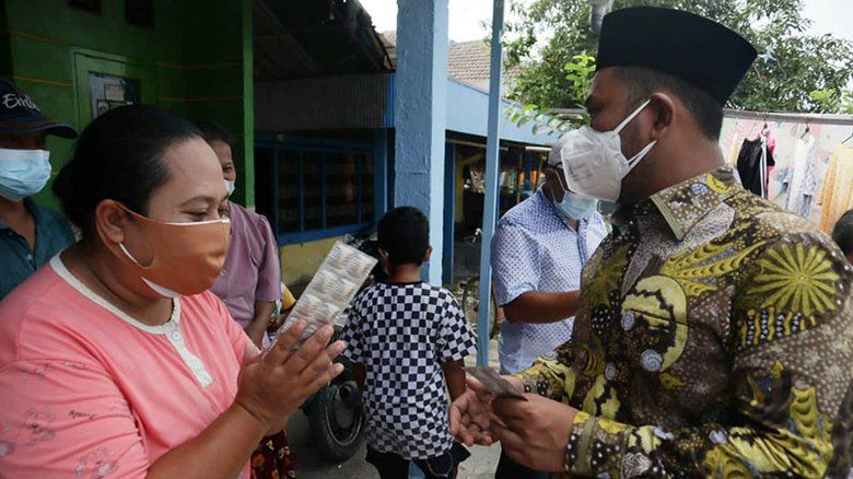 Bupati Gresik Bagikan Paket Obat dan Vitamin Bagi Warga Isoman