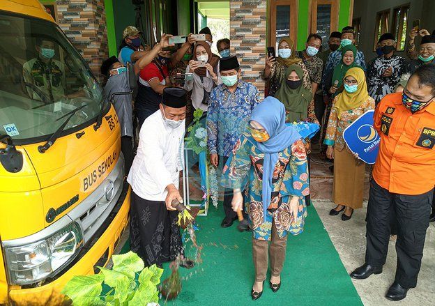 Di Tengah Pandemi, Tiga Ponpes di Ponorogo Dapat Bantuan Bus Sekolah
