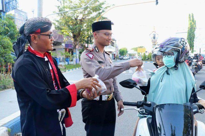 Ada Warok dan Jathil Bagi-bagi Takjil