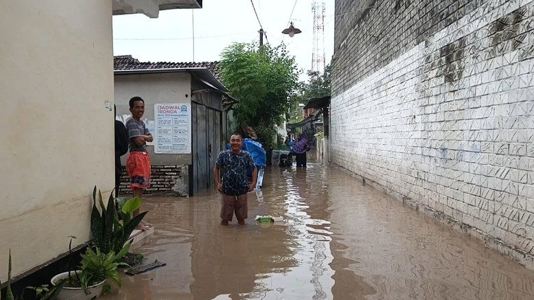 ‎Ratusan KK Terendam di Kraksaan Wetan Probolinggo, Warga Mengungsi ke Tepi Pantura