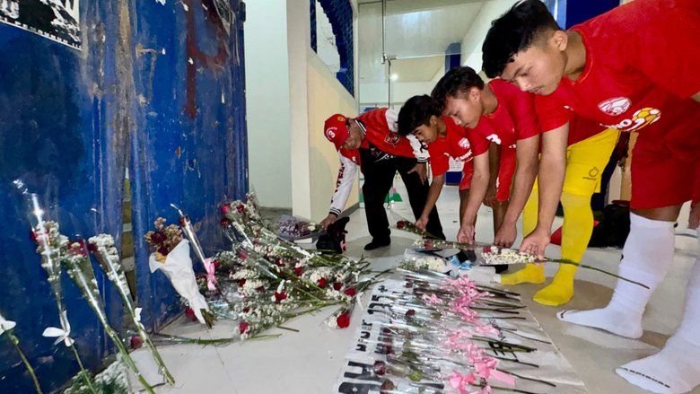 Kenang Tragedi Kanjuruhan, Seleksi Banteng Jatim FC U-17 Diawali Tabur Bunga