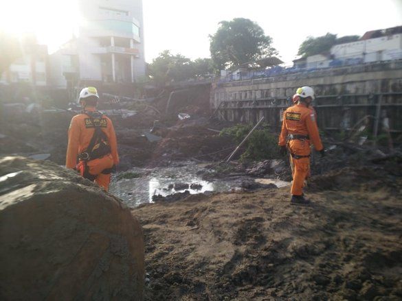DLH Sebut Kontruksi Tanah Jalan Raya Gubeng Mudah Longsor