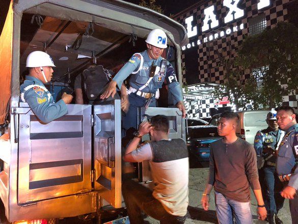 Asyik Bersama Perempuan dan Main Biliar Oknum TNI/ Polri Terjaring Operasi