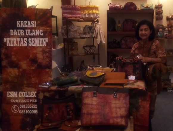 Pesona Tas Berbahan Bekas Kertas Semen