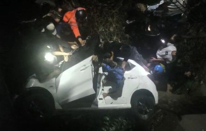 Sopir Diduga Mabuk, Honda Brio Terjun dari Flyover Gubeng Surabaya