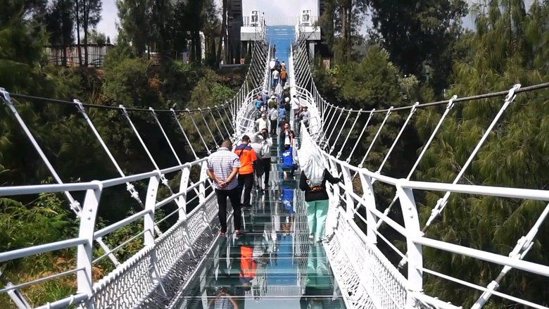 Libur Sekolah, Bromo Sky Bridge Langsung Diserbu Wisatawan