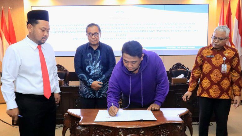 Bupati Yani Serahkan Bantuan Stimulan dan Lahan Relokasi bagi PKL Semambung
