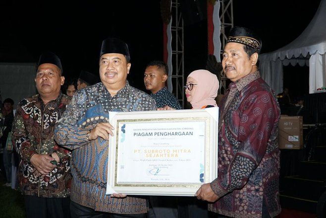 Pemkab Jombang Beri Anugerah Pajak Daerah 2025, Realisasi Pajak Tembus Rp262 Miliar